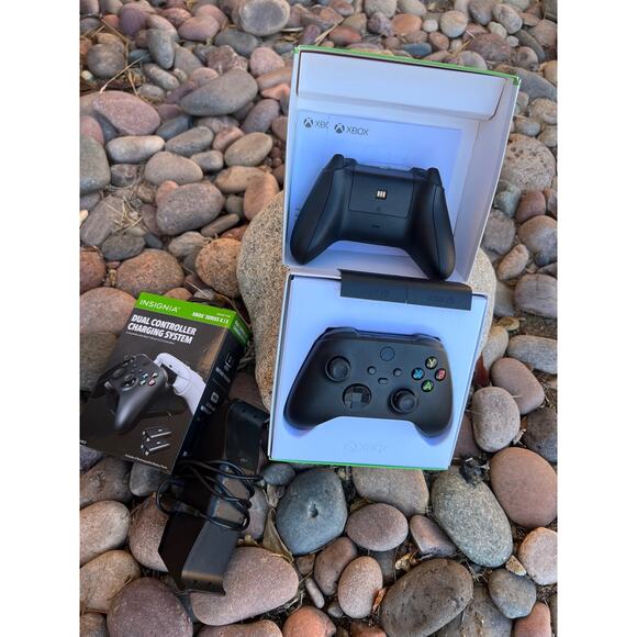 Ultimate Xbox Series X|S Controller Bundle: Wireless Charging Station & Battery - Picture 4 of 5